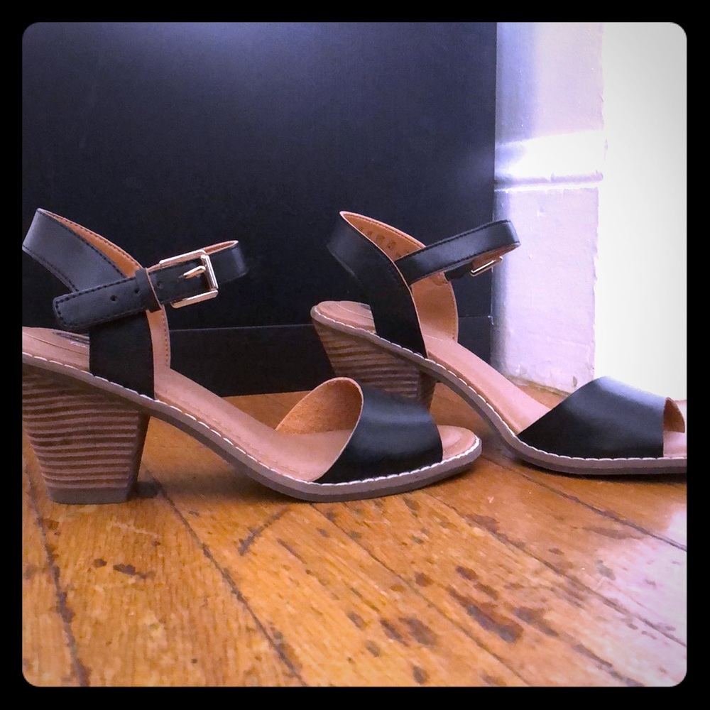 Dr. Scholl’s black leather sandal